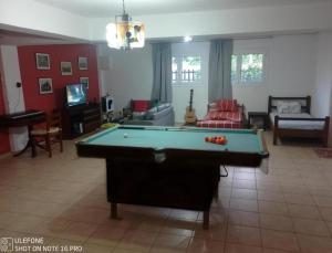 Biliár nebo kulečník v ubytování Geralis Lodge