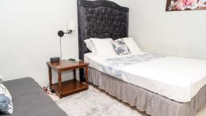 Postel nebo postele na pokoji v ubytování Mona Master suite