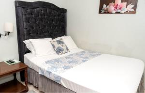 Postel nebo postele na pokoji v ubytování Mona Master suite