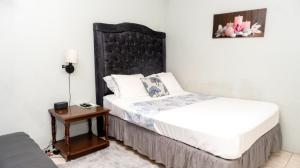 Postel nebo postele na pokoji v ubytování Mona Master suite