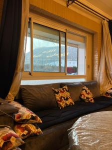 MARINA Agadir flat في أغادير: أريكة للجلوس في غرفة مع نافذة