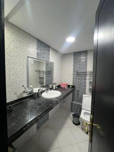MARINA Agadir flat في أغادير: حمام مع حوض ومرحاض +11 صورة
