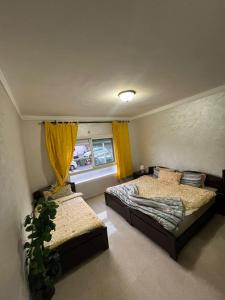 سرير أو أسرّة في غرفة في MARINA Agadir flat