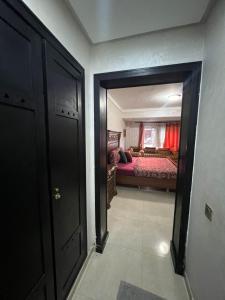 سرير أو أسرّة في غرفة في MARINA Agadir flat
