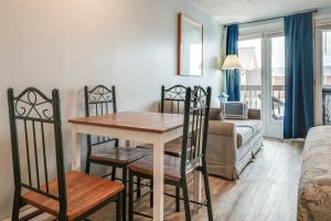 Χώρος καθιστικού στο Beachfront Unit 17 | Right on Old Orchard Beach!