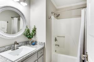 Un baño de Modern Pet-Friendly Home with Covered Patio and Yard 22 fotos más