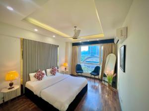 Un dormitorio con una cama grande y una ventana grande. en Sky Heights Luxury Apartments Facing Centaurus Mall Islamabad, en Islamabad
