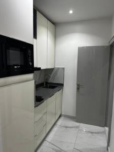 Kuchyň nebo kuchyňský kout v ubytování Ethan Apartments