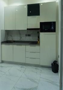 Kuchyň nebo kuchyňský kout v ubytování Ethan Apartments