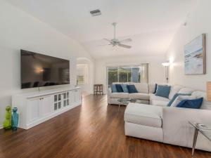 Una sala de estar con un sofá blanco y un televisor. en 2537 Z3b VILLAGE OF HADLEY by REMAX Premier, en The Villages