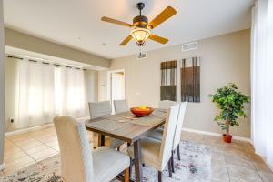 Fotografie z fotogalerie ubytování 1 Mi to Tempe Beach Park Well-Equipped Condo! v destinaci Tempe