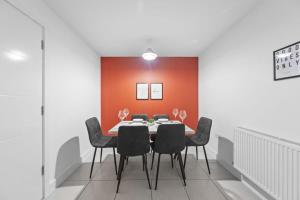une salle à manger avec une table et des chaises noires dans l'établissement Contractor & Family Friendly 4-BR House - Leads, à Cross Gates