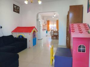 ネウケンにあるAlquiler Familiar, Depto 2 dormitorios, SE PAGA AL LLEGAR, ANTES NO, en planta bajaのプレイセットと家のあるリビングルーム +12枚の写真