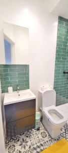 y baño con aseo, lavabo, bañera y aseo. en Luxury 2 Bedroom Home Dagenham, en Dagenham 12 fotos más