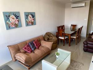 a living room with a couch and a table at Nuevo Moderno Departamento con Piscina, Gimnasio y Vista in Piura