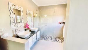 Baño blanco con 2 lavabos y bañera en Al-Pat, en Vosburg