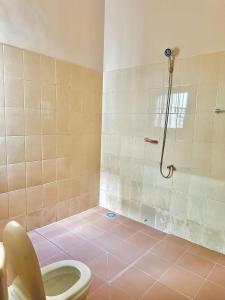 un baño con inodoro y ducha en Simple Ecomomy Room in Cotonou, en Mama