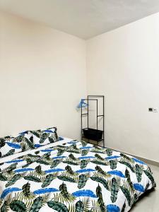 Un dormitorio con una cama con un edredón colorido. en Simple Ecomomy Room in Cotonou, en Mama