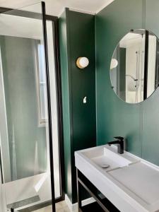 Et badeværelse på Camping 3 étoiles - Piscine - efb0gh