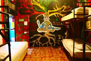 BalgueにあるLazy Crab Hostelの壁画のある部屋
