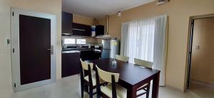 Una cocina con una mesa y sillas en una habitación. en Luxury Apart, en Villa María