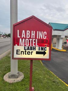 诺福克labh inc Motel的路旁的红色标志
