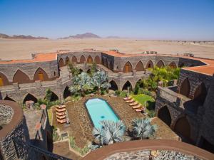 widok z powietrza na budynek na pustyni w obiekcie Le Mirage Resort & Spa w mieście Sesriem