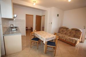 スタリー・グラードにあるApartments with parking spaces Dol, Hvar - 24122のキッチン、リビングルーム(テーブル、ソファ付)
