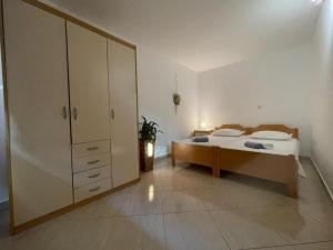 een slaapkamer met een bed en een grote kast bij Apartments with parking space Dol, Hvar - 24122 in Stari Grad