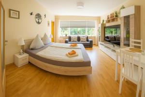 Voodi või voodid majutusasutuse Park & Meer - Ferienwohnung im Grünen - Bad Zwischenahn, 4 Zimmer, bis 9 Gäste toas