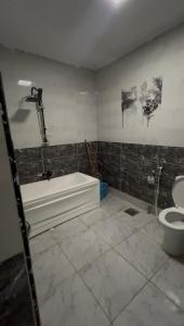 une salle de bain avec baignoire et toilettes dans l'établissement شقة مفروش علي النيل المعادي صف اول مباشرةً, au Caire