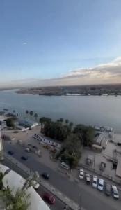 une vue aérienne sur un parking situé à côté d'une masse d'eau dans l'établissement شقة مفروش علي النيل المعادي صف اول مباشرةً, au Caire