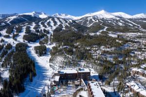 une vue aérienne d'une station de ski avec des montagnes enneigées dans l'établissement Beaver Run Resort 4228 - Dog Friendly, à Breckenridge