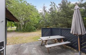 una mesa de picnic y una sombrilla en el patio en 3 Bedroom Gorgeous Home In Humble, en Humble