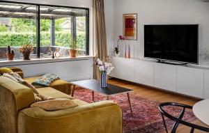 Телевізор і / або розважальний центр в Amazing Home In Viborg With Wifi