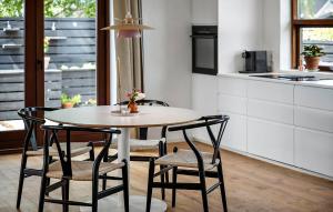 Кухня або міні-кухня у Amazing Home In Viborg With Wifi