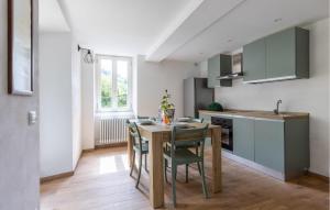 San RomanoにあるBeautiful Home In Sambuca With Wifiの部屋にテーブルと椅子のあるキッチン
