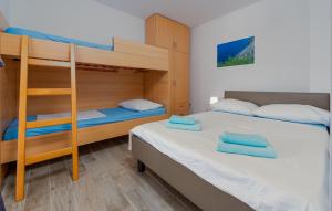 Katil atau katil-katil dalam bilik di Beach Front Apartment In Povljana
