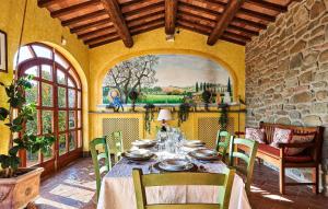 un comedor con mesa, sillas y una pintura en Awesome Home In Capraia E Limite, en Capraia e Limite