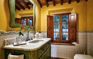 Un baño de Awesome Home In Capraia E Limite