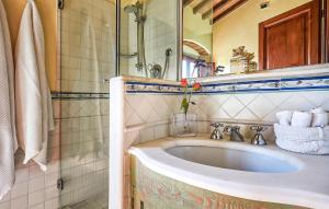 Un baño de Awesome Home In Capraia E Limite