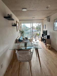 a living room with a glass table and a couch at Edificio Mansa Inn - Parada 17 Mansa in Punta del Este