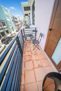 Rõdu või terrass majutusasutuses Room 11 Balcony Bliss in Creative Santurce