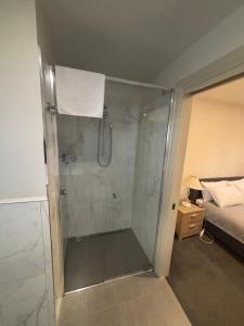 - une douche avec une porte en verre dans la chambre dans l'établissement West Hobart 3 Bed Cottage with river and city views, à West Hobart