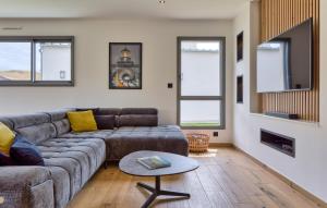 ein Wohnzimmer mit Sofa und Tisch in der Unterkunft Villa Les Oyats in Saint-Germain-sur-Ay