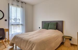 ein Schlafzimmer mit einem großen Bett mit grünen Kissen in der Unterkunft Villa Les Oyats in Saint-Germain-sur-Ay