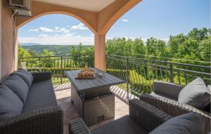 a patio with chairs and a table on a balcony at Lovely Home In Tinjan in Tinjan