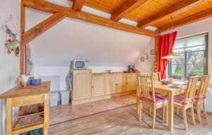 una cucina con un tavolo e sedie in una stanza di Ferienwohnung Altenkirchen a Gudderitz