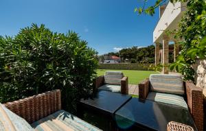 Κήπος έξω από το Beach Front Apartment In Povljana