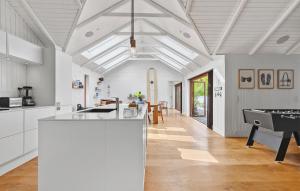 Kuchyň nebo kuchyňský kout v ubytování Cozy Home In Vejby With Sauna